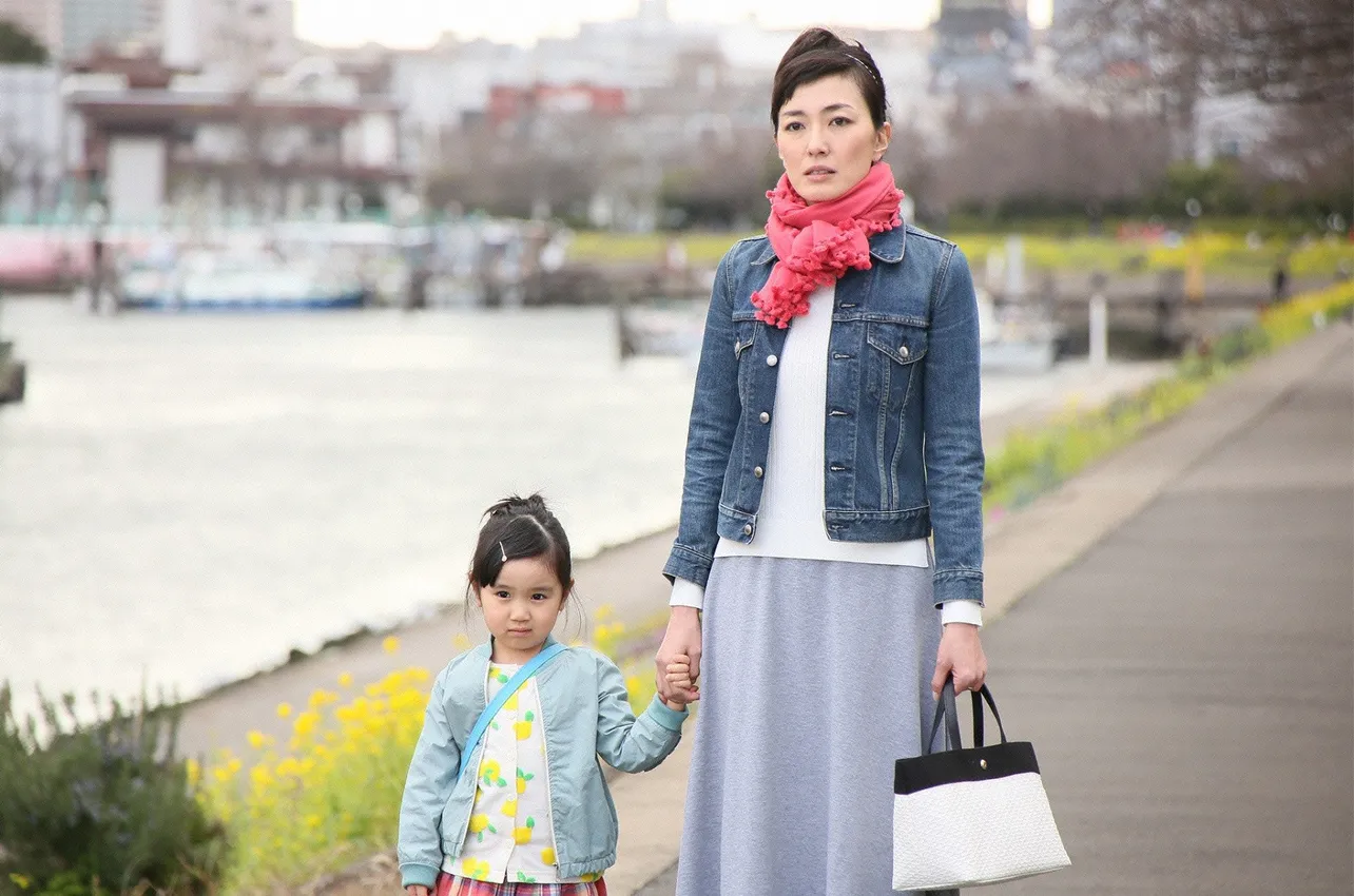 莉沙子(板谷由夏)は子供が同い年ということもあり、結衣と助け合っていた