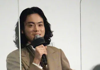 菅田将暉“整”のお団子を頬張る和やかな姿公開 「菅田さんは20本は食べていました!」<ミステリと言う勿れ>