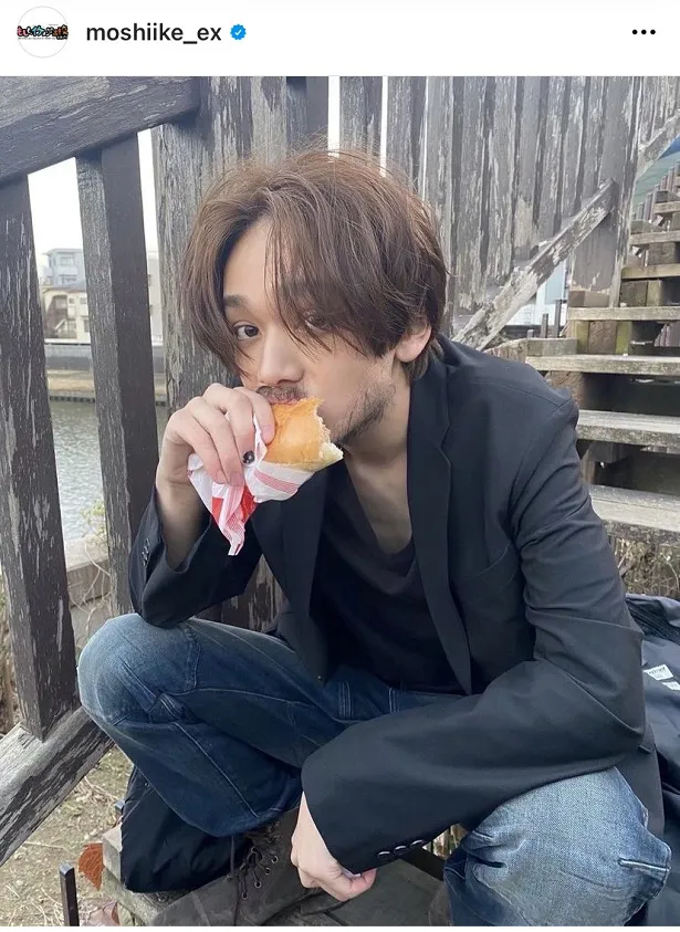 宮世琉弥、無精ひげでハンバーガーをパクリ！