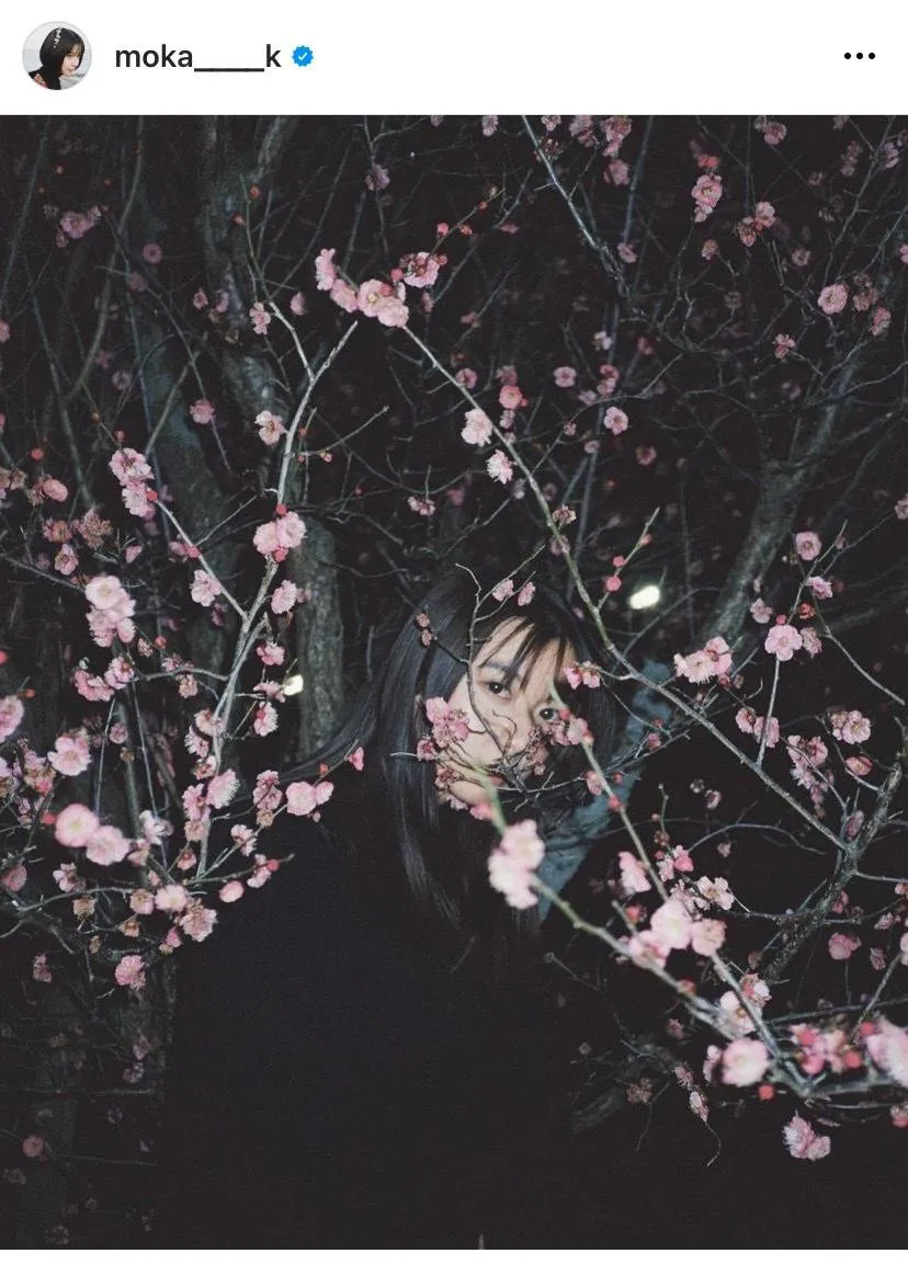 暗闇に咲く梅の花々に囲まれた、上白石萌歌の“エモSHOT”