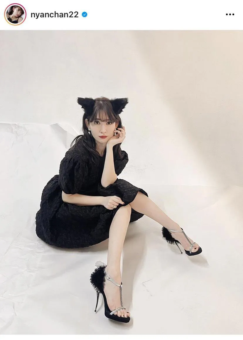 【写真を見る】“にゃんにゃん”こと小嶋陽菜の猫耳×ブラックドレスSHOT