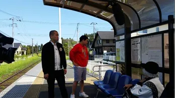 中居正広が田園風景の中に出没!? 無人駅で飲食店を見つけるまで帰れない旅に挑戦