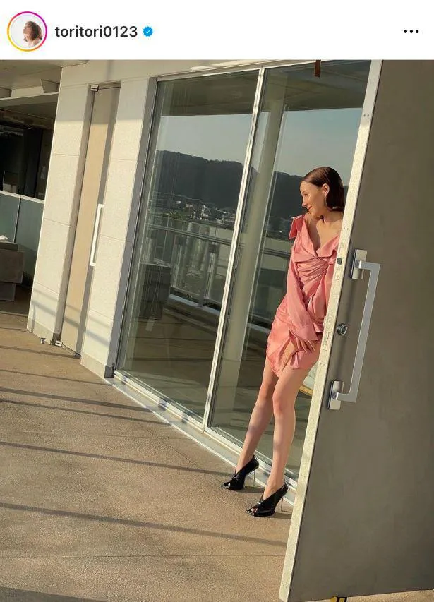 【写真を見る】トリンドル玲奈、美デコルテと美脚を大胆に披露