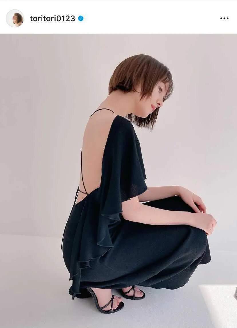 トリンドル玲奈、背中がザックリ開いたワンピースSHOT