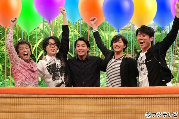 菅田将暉(左から2番目)、野村周平(中央)、志尊淳(右から2番目)は一致団結してクイズに挑戦