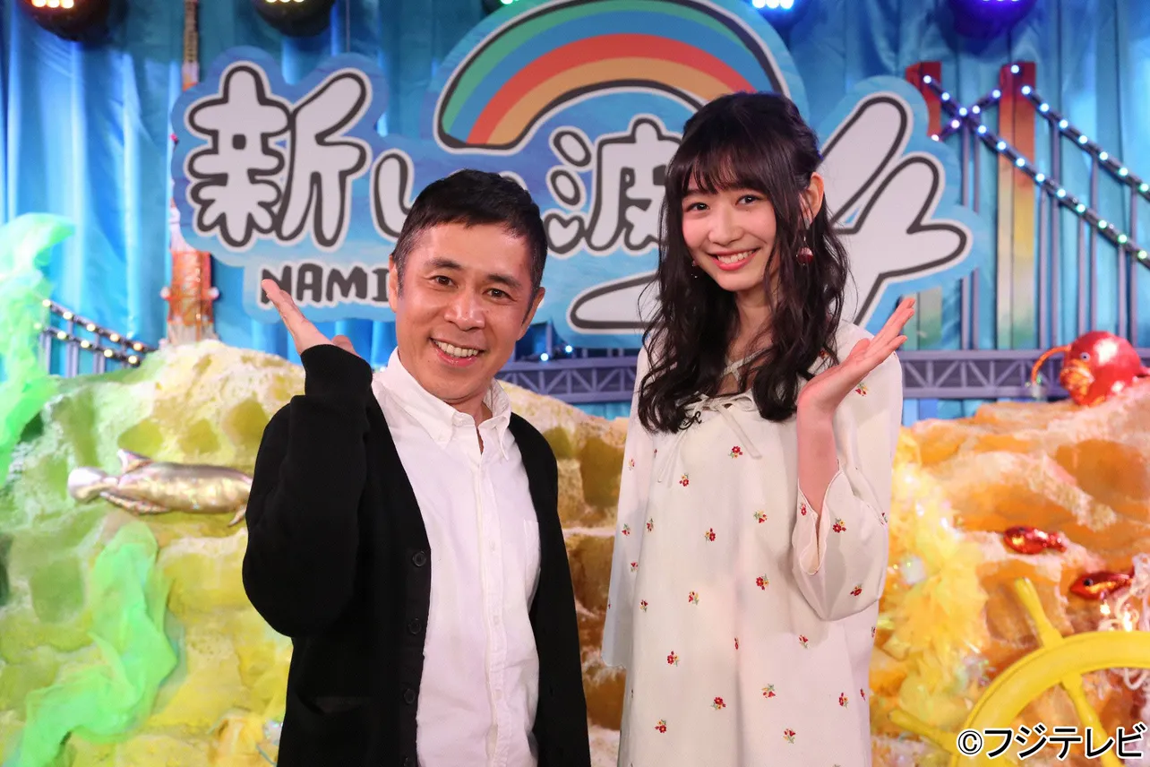 レギュラーゲストの岡村隆史、MCを務める岡本夏美(左から)