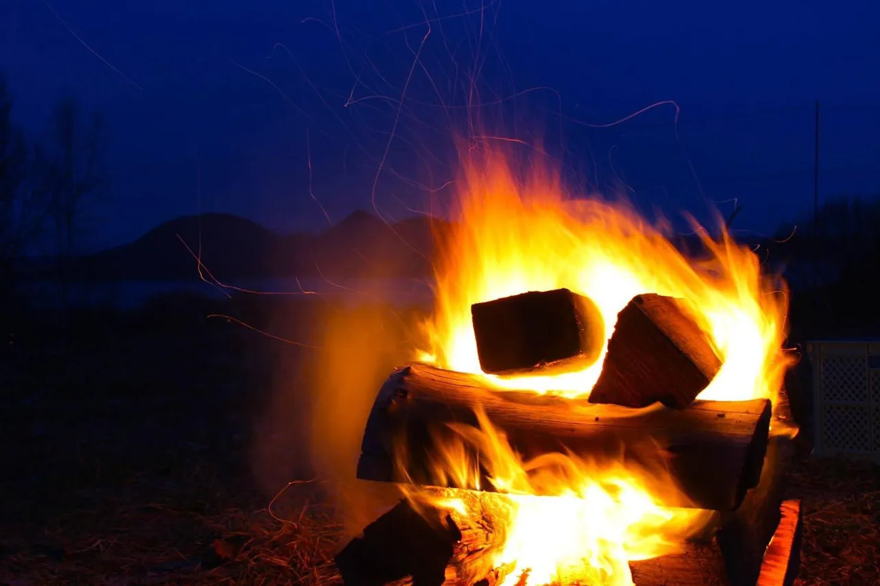 家族で洞爺湖沿いにある場所でキャンプをした際に、洞爺湖をバックに焚き火を撮影