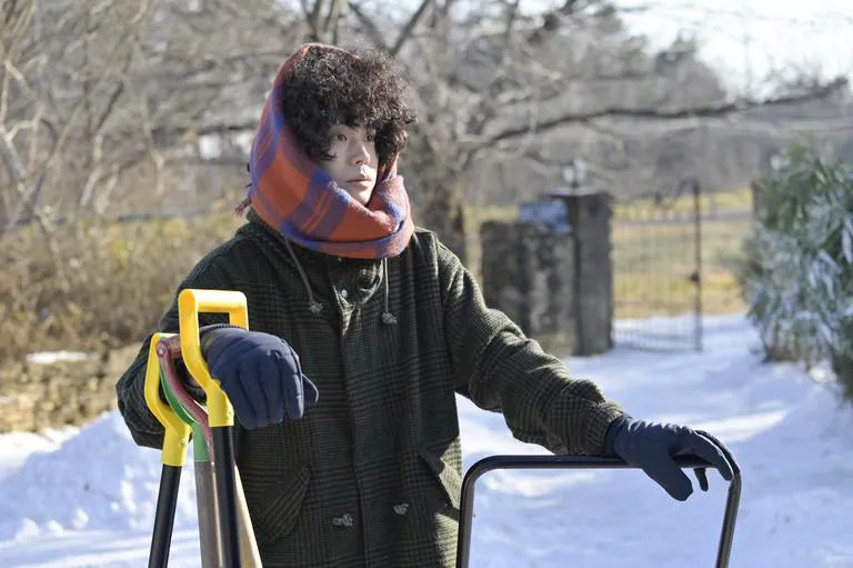 【写真を見る】雪かきの道具を運ぶ菅田将暉“整”