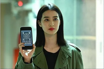 <ケイ×ヤク>犬飼貴丈相手に壮絶アクション!女優兼キックボクシングトレーナー“青野楓”がすごい