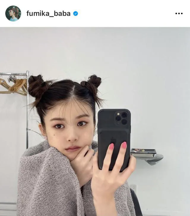 【写真を見る】馬場ふみか、とってもキュートなお団子ヘアSHOT