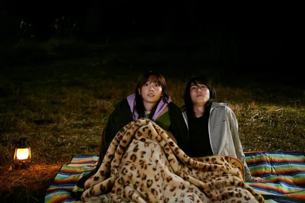 【写真を見る】島崎遥香“小春”、稲葉友“龍之介”と一つの毛布にくるまり星空観賞