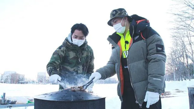 【写真を見る】八木将康がジンギスカンの“しばれ焼き”を披露