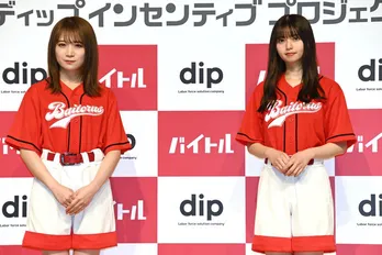 秋元真夏&齋藤飛鳥、ユニフォーム姿で登場!CM撮影を回顧「ちょっとイジり合って楽しみました」