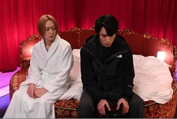 犬飼貴丈“獅郎”&鈴木伸之“一狼”はラブホテルで身を隠すことに そこで栗山千明“莉音”への思いが込み上げる…<ケイ×ヤク>