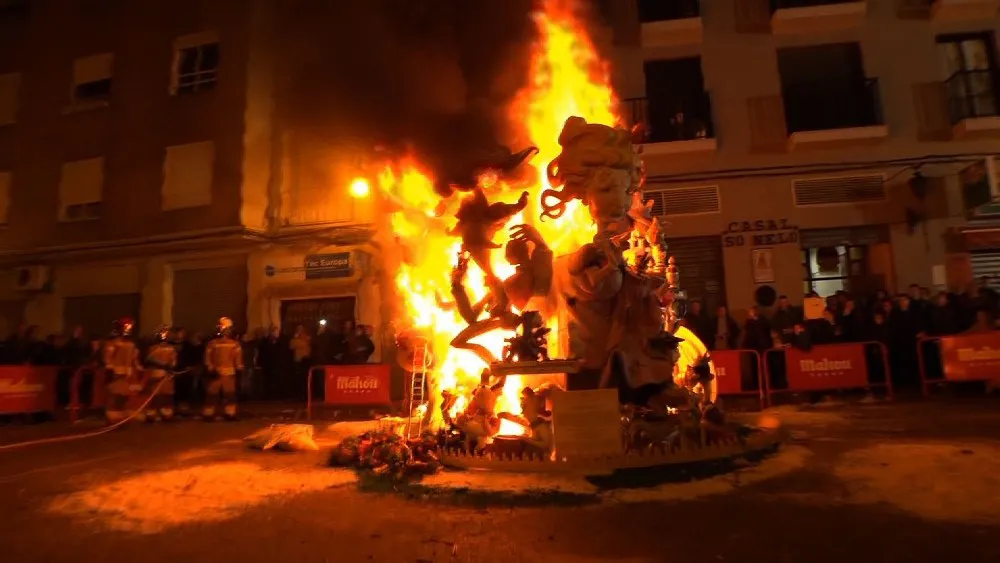 スペインでは祭りの最後に“街が火事になる!?”