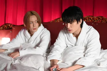 犬飼貴丈“獅郎”、潜伏中のラブホテルに鈴木伸之“一狼”を迎え入れる「待ってたよ、ハニー」<ケイ×ヤク>