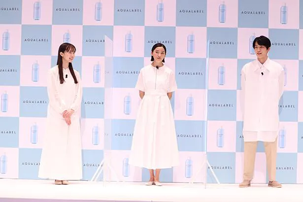 【写真を見る】春を感じさせる真っ白な衣装で登場した杏、杉野遥亮、井桁弘恵