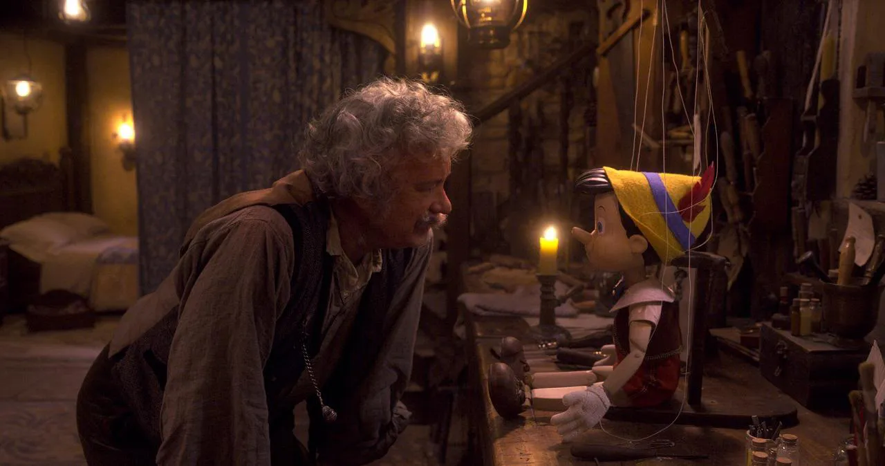 トム・ハンクス演じるゼペットがピノキオを優しく見つめる
