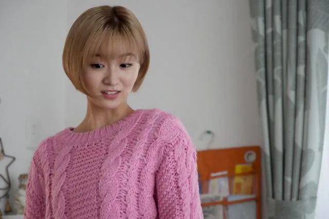 【写真を見る】ピンクのセーターがよく似合う岡崎紗絵“晴汝”