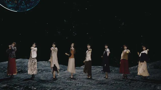 【写真を見る】宇宙、教会、砂漠…乃木坂46“新成人ユニット”による“旅”するMV