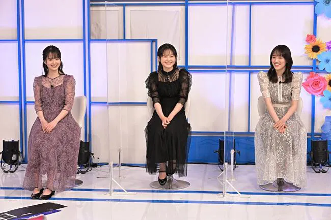 ドレスアップして登場した(左から)飯沼愛、武山瑠香、赤穂華