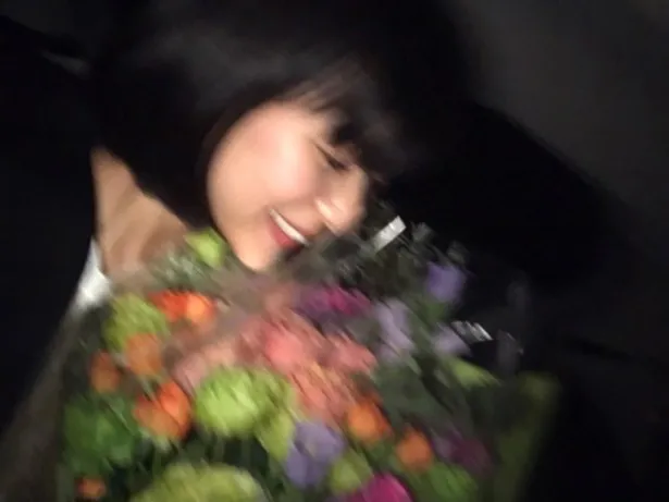 【写真を見る】花束を受け取る芳根京子。臨場感あふれる瞬間