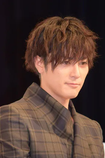 間宮祥太朗、矢本悠真とは“数えきれないほどのキス”をするほど仲良し「関係性、やりとりが心地いい」