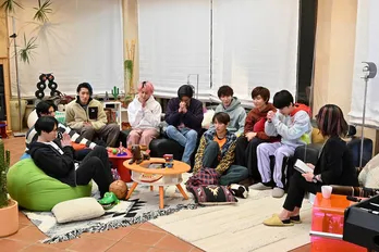 Snow Man、『スノシェア』が二週連続トレンド首位！占い結果を聞き入るメンバーのようすに「反応が愛しい」「一喜一憂する姿がかわいい」と反響