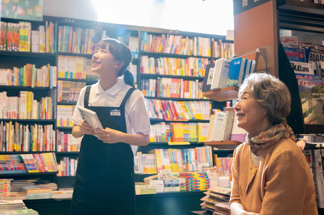 芦田愛菜“うらら”のバイト先の書店で宮本信子“雪”と大好きなBL漫画を語り合う様子