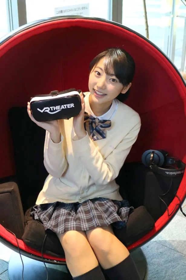 VR映画では、専用ゴーグルとヘッドフォンを装着して鑑賞する