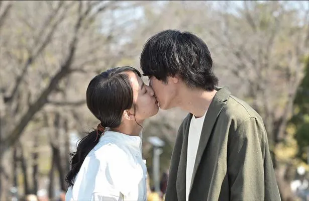 【写真を見る】花枝(清原果耶)と芦田(間宮祥太朗)のキスシーンにキュン！