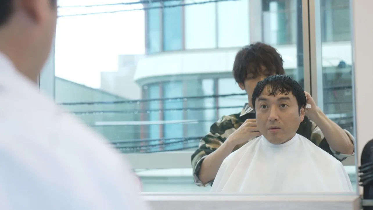 東京・代官山のおしゃれな美容室で髪を切ってもらうセイノ(ムロツヨシ)