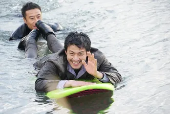 小栗旬“スーツ姿でサーフィン!?”オフショットにファン感激!