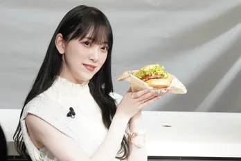 堀未央奈、ホワイトの衣装で透明感抜群! 愛犬&家族とのエピソードを明かす「基本お出かけは犬メイン」「多分、頻繁に家族で座っていると思います」