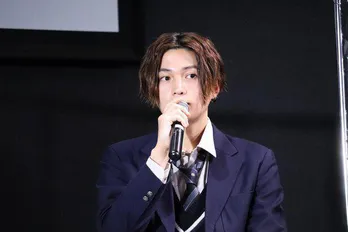 FANTASTICS八木勇征、上目遣いにキス顔ショット…“あざと男子っぷり”にファン「ガチ天使おる」「あざとすぎー!」