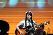同じくギターの腕前を初披露した鈴木萌花