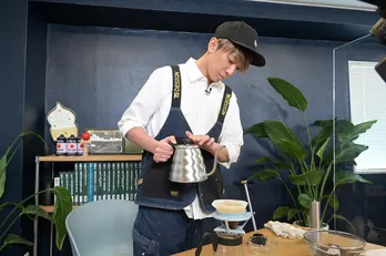 小山慶一郎&加藤シゲアキ、石原良純と“おいしいコーヒー”を淹れるための極意を学ぶ!<NEWSの全力メイキング>