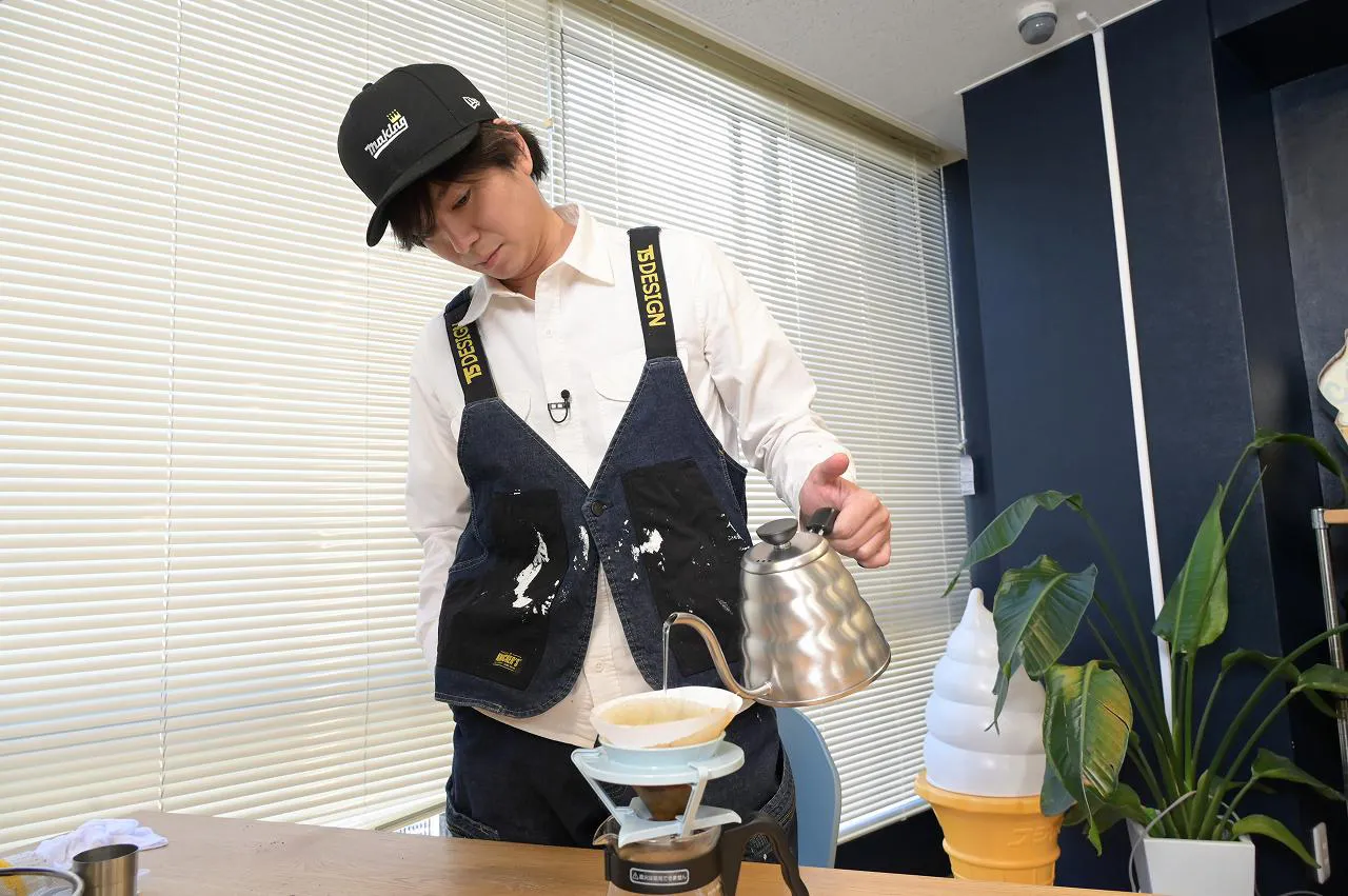 【写真を見る】真剣な表情でコーヒーを淹れる加藤シゲアキ