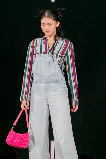 櫻坂46・山崎天、にらみつけんばかりの強いまなざしでランウェイに<TGC>