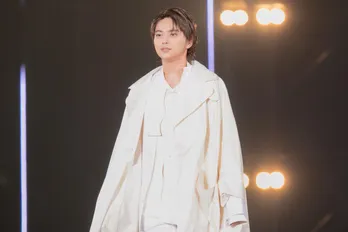 Sexy Zone・佐藤勝利、シークレットゲストとしてサプライズ登場!オールホワイトの衣装で颯爽とウォーキング<TGC>