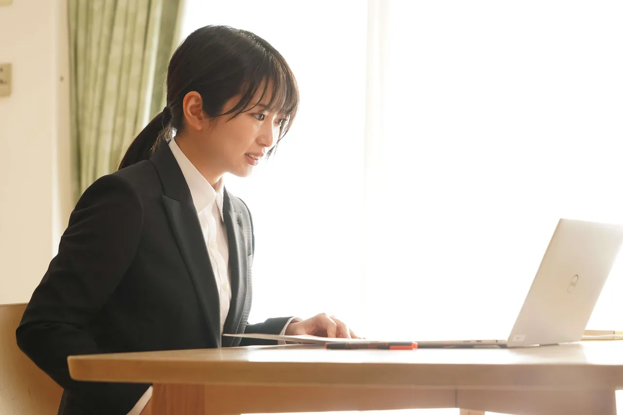 【写真を見る】志田未来、巨大IT企業の営業部に勤める大井美加を演じる