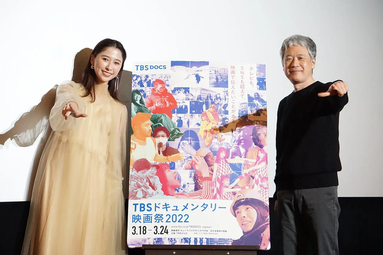 映画「ももいろクローバーZ　～アイドルの向こう側～」舞台あいさつに登壇した玉井詩織と酒井祐輔監督