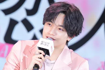 中島健人、華やか桜色スーツで登場!ジャニーさんとの出会い回顧「“YOU遅いよ!”って」