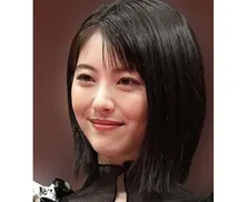 浜辺美波&柄本佑&高橋文哉、かわいいドヤ顔…変身するみたいな“決めポーズ”SHOTに反響＜ドクターホワイト＞