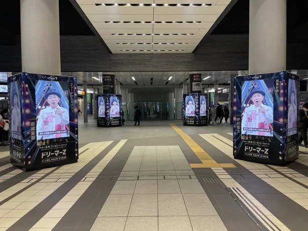 「iCONZ」挑戦者が渋谷駅の広告でパフォーマンス！