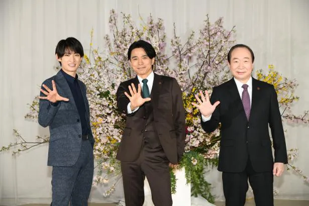 【写真を見る】井ノ原快彦、向井康二ら、息ぴったりの“5”ポーズで笑顔