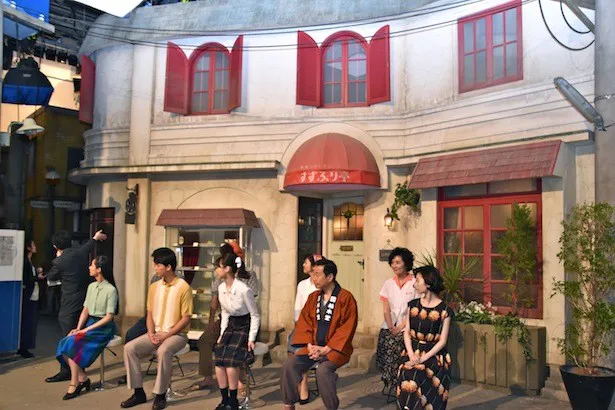 【写真を見る】会見は、竹内涼真も絶賛の60年代の街を再現したセット(「すずふり亭」正面)で行われた