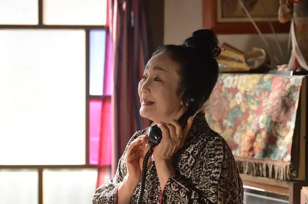 白石加代子は、みね子が住むアパートの大家・立花富役で出演