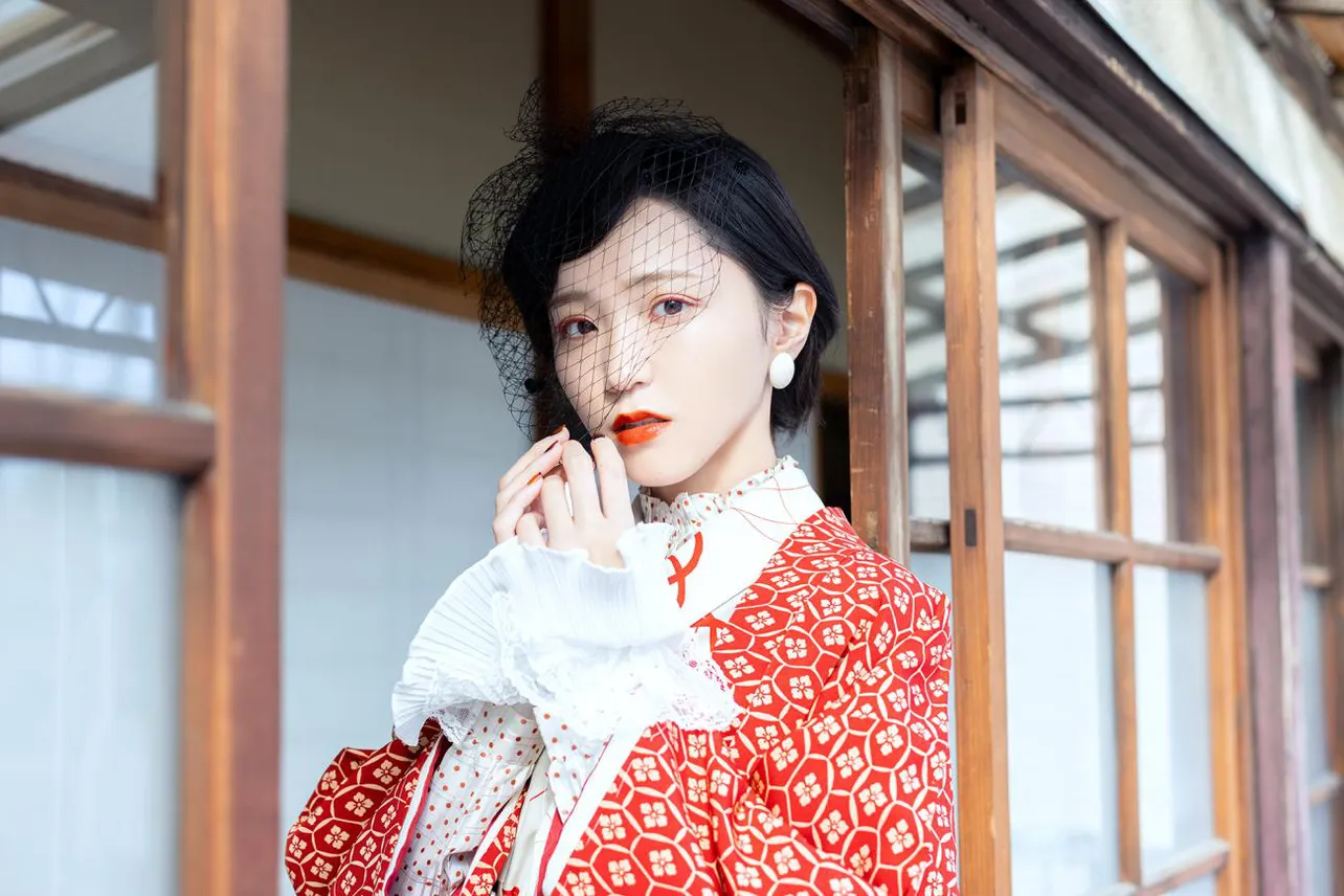 【写真を見る】レトロな日本家屋で撮影した＝LOVEの野口衣織