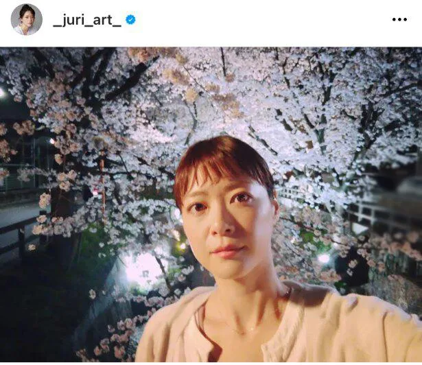 上野樹里、夜桜の前でたたずむ美しく幻想的な自撮りSHOT